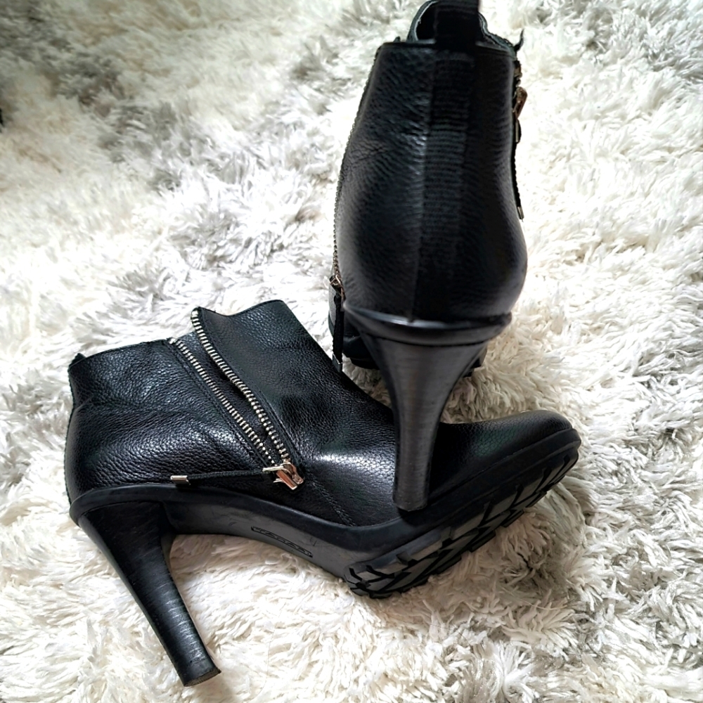 Tahari Black Leather Ankle Booties Size 9 M